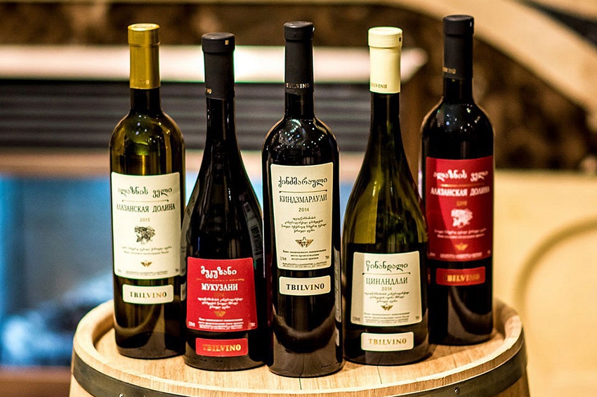 ღვინის დეგუსტაცია ბოკალებით და ტოსტებით